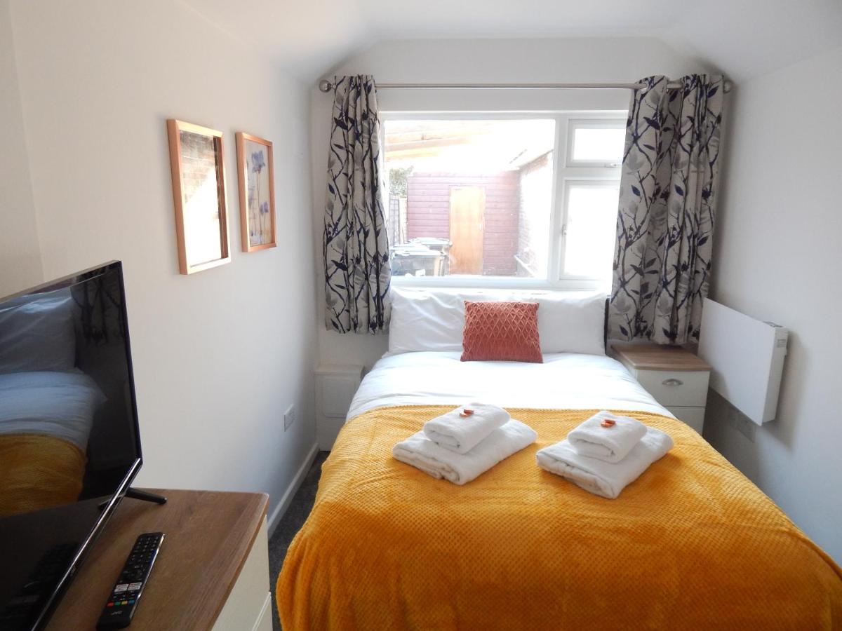 Modern, Well Located En-Suite Rooms With Parking - Orbitat Accommodations CBG Exterior photo